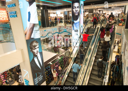 Rolltreppen bei Primark Oxford Street, London, England, UK Stockfoto