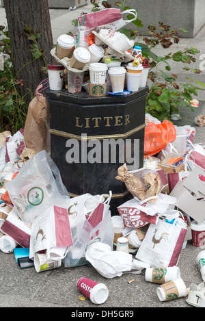 Zum Mitnehmen Taschen und Getränke-Container überfüllt von Wurf bin, London, England, UK Stockfoto