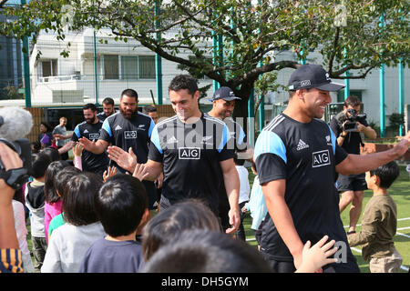 Tokio, Japan. 1. November 2013. Neuseeland-Team Gruppe (NZL) Rugby: All Blacks besucht die Grundschule Aoyama. in Tokio, Japan. Bildnachweis: YUTAKA/AFLO SPORT/Alamy Live-Nachrichten Stockfoto