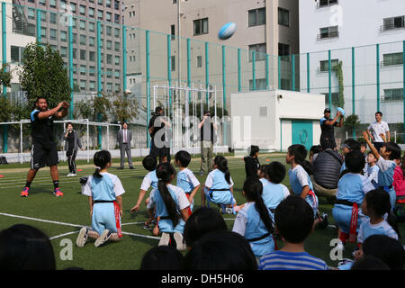 Tokio, Japan. 1. November 2013. Gesamtansicht Rugby: All Blacks besucht die Grundschule Aoyama. in Tokio, Japan. Bildnachweis: YUTAKA/AFLO SPORT/Alamy Live-Nachrichten Stockfoto