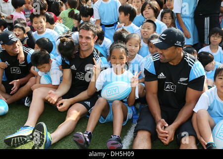 Tokio, Japan. 1. November 2013. Gesamtansicht Rugby: All Blacks besucht die Grundschule Aoyama. in Tokio, Japan. Bildnachweis: YUTAKA/AFLO SPORT/Alamy Live-Nachrichten Stockfoto