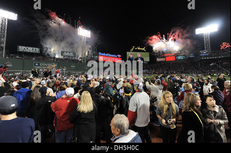 Boston, Massachusetts, USA. 30. Oktober 2013. Gesamtansicht MLB: Feuerwerk explodieren in Fenway Park während der Meisterschaft Trophy-Siegerehrung nach den Boston Red Sox Spiel 6 der 2013 Major League Baseball World Series gegen die St. Louis Cardinals in Boston, Massachusetts, USA gewonnen. Bildnachweis: AFLO/Alamy Live-Nachrichten Stockfoto