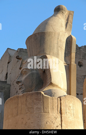 architektonisches Detail mit Statue auf dem alten Luxor-Tempel in Ägypten (Afrika) Stockfoto