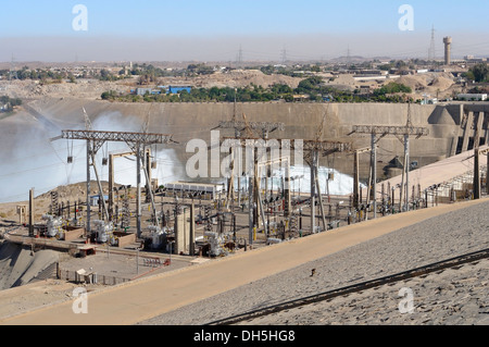 der Assuan-Staudamm mit Wasserkraftwerk in Assuan (Ägypten) Stockfoto