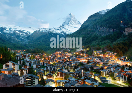 Zermatt im Mattertal mit dem Matterhorn, bei Dämmerung, Zermatt, Kanton Wallis, Schweiz Stockfoto