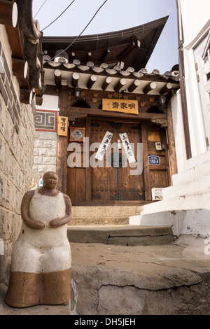 Hölzerne Eingangstür eines traditionellen koreanischen Haus in Bukchon Hanok Village, Seoul, Korea Stockfoto