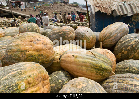 Kürbisse auf einen Haufen an den Ufern der Buriganga Fluß, Dhaka, Bangladesch, Südasien Stockfoto