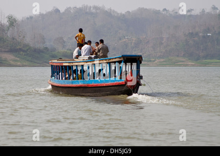 Gruppe von Personen auf dem Dach einer Fähre Kaptai See, Rangamati, Chittagong Hill Tracts, Bangladesch, Südasien, Asien Stockfoto