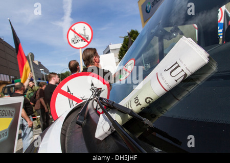 Zeitung "Junge Freiheit" hinter einem Scheibenwischer, Anti-Islam-Rallye, Vigil der rechten populistischen "Pro-Deutschland" Partei in Stockfoto