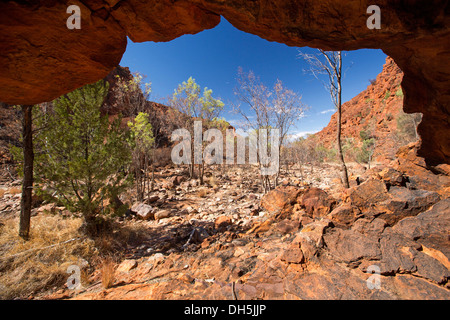 Rot und felsigen Outback Landschaft vom Höhleneingang an N'Dhala Schlucht, East McDonnell Ranges, Northern Territory Australien Stockfoto