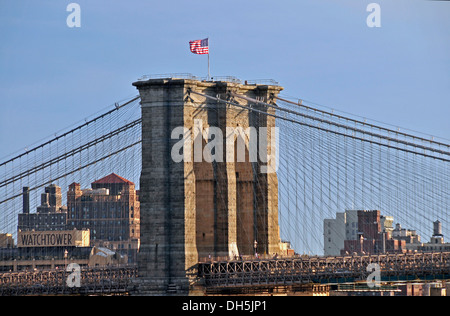 Brooklyn Bridge, hinten die Wachtturm-Gesellschaft, Jehovas Zeugen ist, Hauptquartier in Brooklyn, New York City, USA Stockfoto