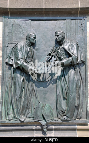 Papst Johannes Paul II übergibt das Weltjugendtagskreuz seinem Nachfolger Papst Benedikt XVI., Bronzerelief von dem Düsseldorfer Künstler Stockfoto