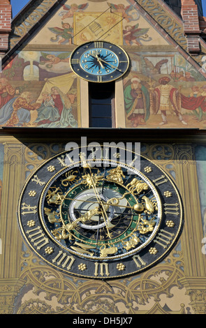 Astronomische Uhr auf die Ostfassade der Ulmer Rathaus, Ulm, Oberschwaben, Baden-Württemberg Stockfoto