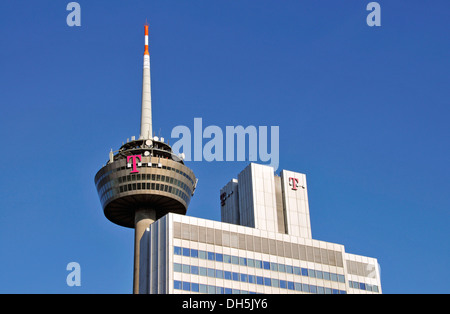 Verwaltungsgebäude der Deutschen Telekom, Deutsche Telekom, im Rücken der TV Turm, Köln, Nordrhein-Westfalen Stockfoto