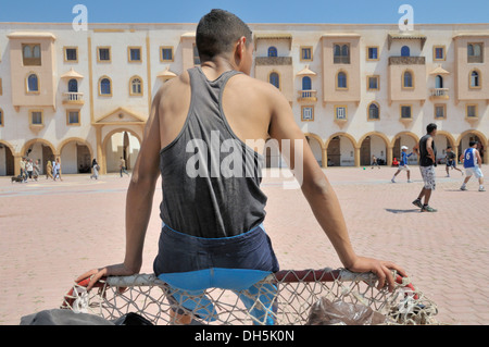 Junge Menschen spielen Fußball auf der Straße, Essaouira, Marokko, Afrika Stockfoto