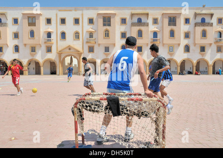 Junge Menschen spielen Fußball auf der Straße, Essaouira, Marokko, Afrika Stockfoto