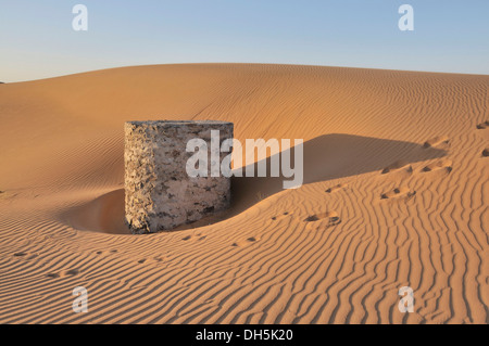 Vertikale Zugangsschacht des Qanat, Bewässerungs-System in Merzouga, Marokko, Afrika Stockfoto