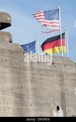 Batz Sur Mer, Frankreich. 27. September 2013. USA und Deutschlandfahnen beschädigt durch Stürme Fliege über die dt. Wehrmacht Bunker am Atlantikwall an der Mündung der Loire in Batz Sur Mer, Frankreich, 27. September 2013. Das aktuelle Museum (Le Grand Blockhaus) befindet sich in Batz Sur Mer und gegen die deutsche Besatzung während des zweiten Weltkriegs gewidmet ist. U-Boote segelte von St. Nazaire über den Atlantik an der Ostküste der USA. Foto: FRANK SCHUMANN/Dpa/Alamy Live News Stockfoto