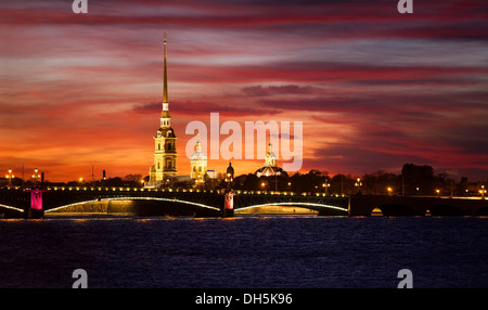 Peter und Paul Cathedral und Festung mit Trinity Bridge bei Nacht in St. Petersburg, Russland. Stockfoto