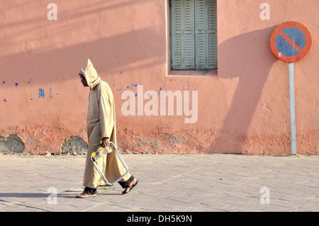 Mann in die traditionelle Djellaba Kapuzen-Mantel, Marrakesch, Marokko, Afrika Stockfoto