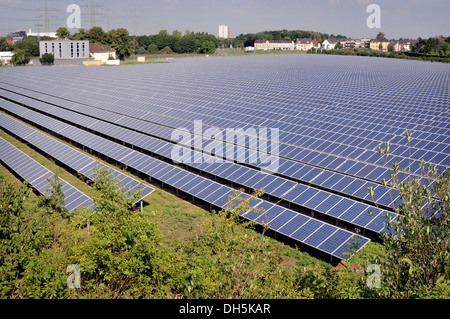 Freiflächen-Photovoltaik-Anlage, die derzeit die größte Website in Nordrhein-Westfalen, auf einer Fläche von 80 000 Quadratmetern Stockfoto