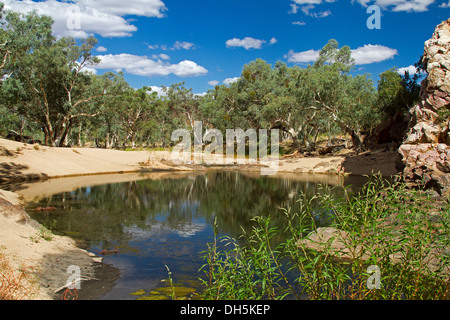 Malerischen Outback-Landschaft / blue Pool von Wasser und Oase in Ormiston Gorge in West MacDonnell Ranges in der Nähe von Alice Springs NT Stockfoto