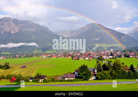 Blick über Oberstdorf mit Regenbogen, Schattenberg Berg mit Schattenberg-Schanze am Rücken, Landkreis Oberallgäu, Bayern Stockfoto