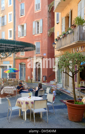 Straßencafé oder Restaurant im Town Square Place des Artistes Grasse Alpes-Maritimes Frankreich Stockfoto