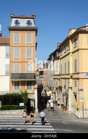 Hauptstraße, Rue Jean Ossola und Touristen, Die Die Altstadt oder Den Historischen Bezirk Grasse Alpes-Maritimes Frankreich Besuchen Stockfoto