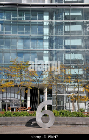 Haus Nummer sechs auf dem zentralen Platz der Mediapark, Köln, Nordrhein-Westfalen Stockfoto