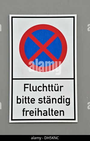 Schild, Schriftzug "Fluchttuer Bitte Staendig Freihalten", Deutsch für "Notausgang, bitte halten Sie klar zu allen Zeiten" Stockfoto