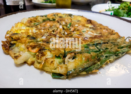 Koreanische Küche Haemul-Jeon (Pfannkuchen mit verschiedenen Meeresfrüchten wie Tintenfisch, Garnelen, Austern, etc.) Stockfoto