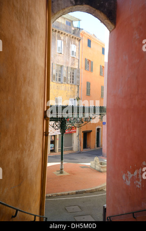 Town Square Platz des Artistes in der alten Stadt Grasse Alpes-Maritimes Frankreich Stockfoto