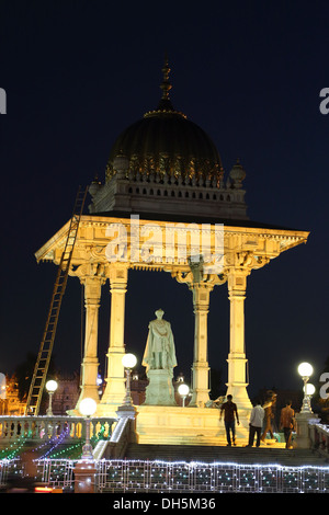 Kreis von Chamaraja Wodeyar X in der Mitte eines Kreisverkehrs in Mysore, Mysore Palace im Hintergrund auf Dasara Nacht Stockfoto