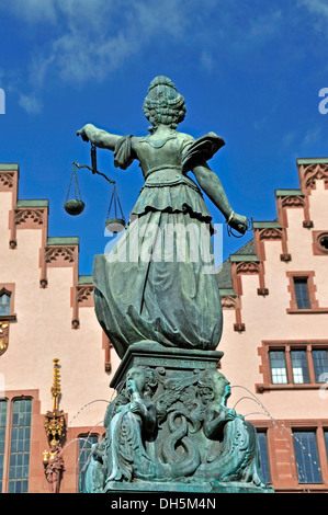 Göttin Justitia als Brunnen Figur, Gerechtigkeitsbrunnen, Brunnen der Gerechtigkeit, Roemerberg quadratisch, Altstadt Stockfoto