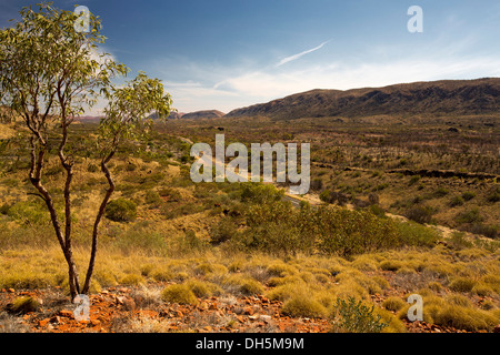 Blick auf riesige Outback-Landschaft, Straßen- und West MacDonnell Ranges vom Aussichtsturm in der Nähe von Alice Springs im Northern Territory Australien Stockfoto