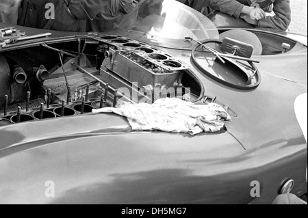 Mechaniker arbeiten auf einem Aston Martin DB3S Dundrod TT, Nordirland 1953. Stockfoto