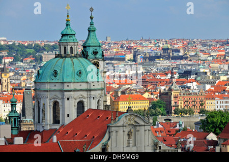 Panoramablick über das historische Zentrum von Prag, UNESCO-Weltkulturerbe, mit St. Nikolaus-Kathedrale, Prag, Böhmen Stockfoto