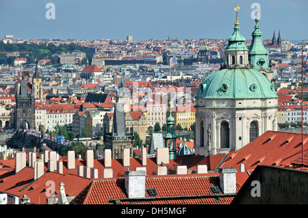 Panoramablick über das historische Zentrum von Prag, UNESCO-Weltkulturerbe, mit St. Nikolaus-Kathedrale, Prag, Böhmen Stockfoto