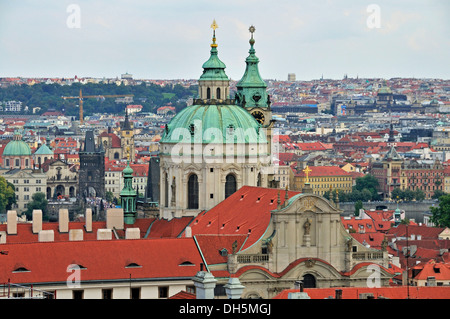 Panoramablick über das historische Zentrum von Prag, UNESCO-Weltkulturerbe, mit St. Nikolaus-Kathedrale, Prag, Böhmen Stockfoto