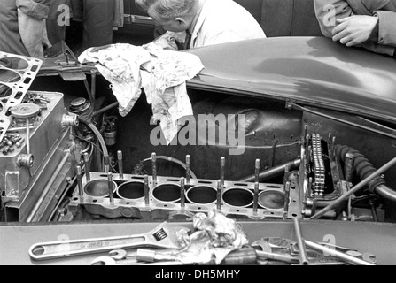 Mechaniker arbeiten auf einem Aston Martin DB3S Dundrod TT, Nordirland 1953. Stockfoto