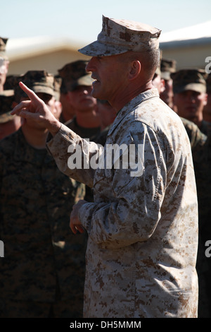 Brigadier General James Lukeman, Kommandierender general der 2. Marine-Division, im Gespräch mit Marines und Segler mit rotierenden Schwarzmeer Stockfoto