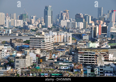 Stadtbild, Chinatown vor finanziellen Bezirk von Bang Rak mit Hotel Wolkenkratzer, Bangkok, Thailand, Asien Stockfoto