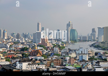 Stadtbild, Chinatown vor finanziellen Bezirk von Bang Rak mit Hotel Wolkenkratzer, Bangkok, Thailand, Asien Stockfoto