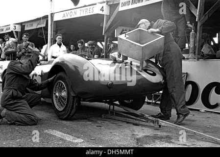 Pat Griffiths und Peter Collins Aston Martin DB3S, arbeitet man von David Brown Team Autos in den Gruben in Goodwood, England 1953. Stockfoto