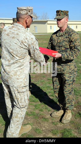 Brigadier General James Lukeman, Kommandierender general der 2. Marine-Division, vergibt Staff Sgt Bobby Neal, ein Zug-Sergeant mit Schwarzmeer Rotations Kraft 14, mit einem Zertifikat von Lob an Mihail Kogalniceanu, Rumänien, 25. Oktober 2013. BSRF-14 Marine Stockfoto