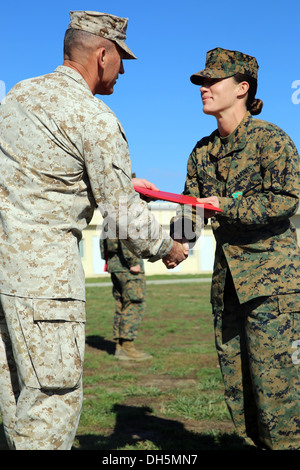 Brigadier General James Lukeman, Kommandierender general der 2. Marine-Division, präsentiert 2. Lt. Sophie Funderburk, Assistent Logistik Officer Schwarzmeer Rotations Kraft 14 und Wilmington, North Carolina stammende mit Navy und Marine Corps Achievement Medal bei Miha Stockfoto