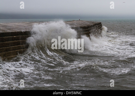 Wellen, die über The Cobb – schützt den Hafen. Berühmte Szene aus dem Film "The French Lieutenant es Woman" Stockfoto