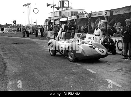 Pat Griffiths und Peter Collins Aston Martin DB3S, arbeitet man von David Brown Team Autos in den Gruben in Goodwood, England 1953. Stockfoto