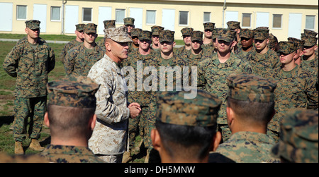 Brigadier General James Lukeman, Kommandierender general der 2. Marine-Division, im Gespräch mit Marines und Segler mit rotierenden Schwarzmeer Stockfoto